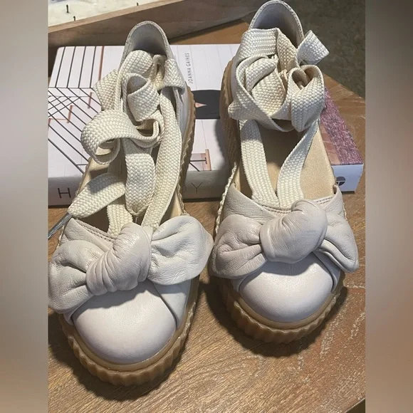 Puma x fenty bow creeper puma. Size 5.5 cream color. Like New - Picture 2 of 5